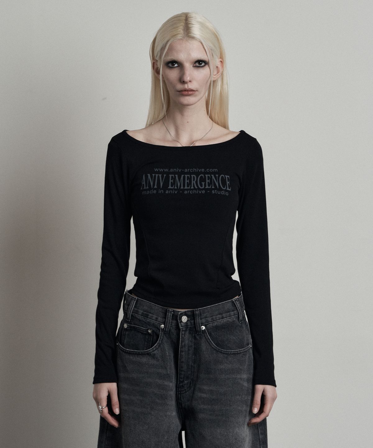 어니브(ANIV) EM GRAPHIC LOGO SLEEVE BLACK