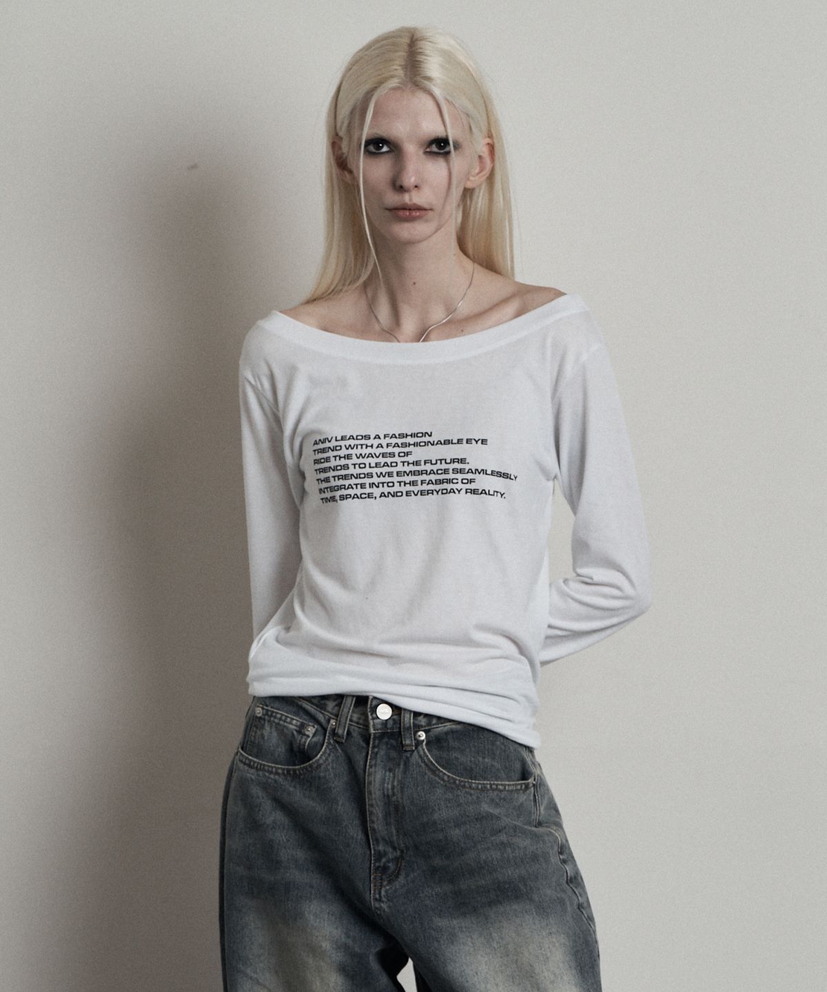 어니브(ANIV) OFF SHOULDER LETTERING LONG SLEEVE WHITE