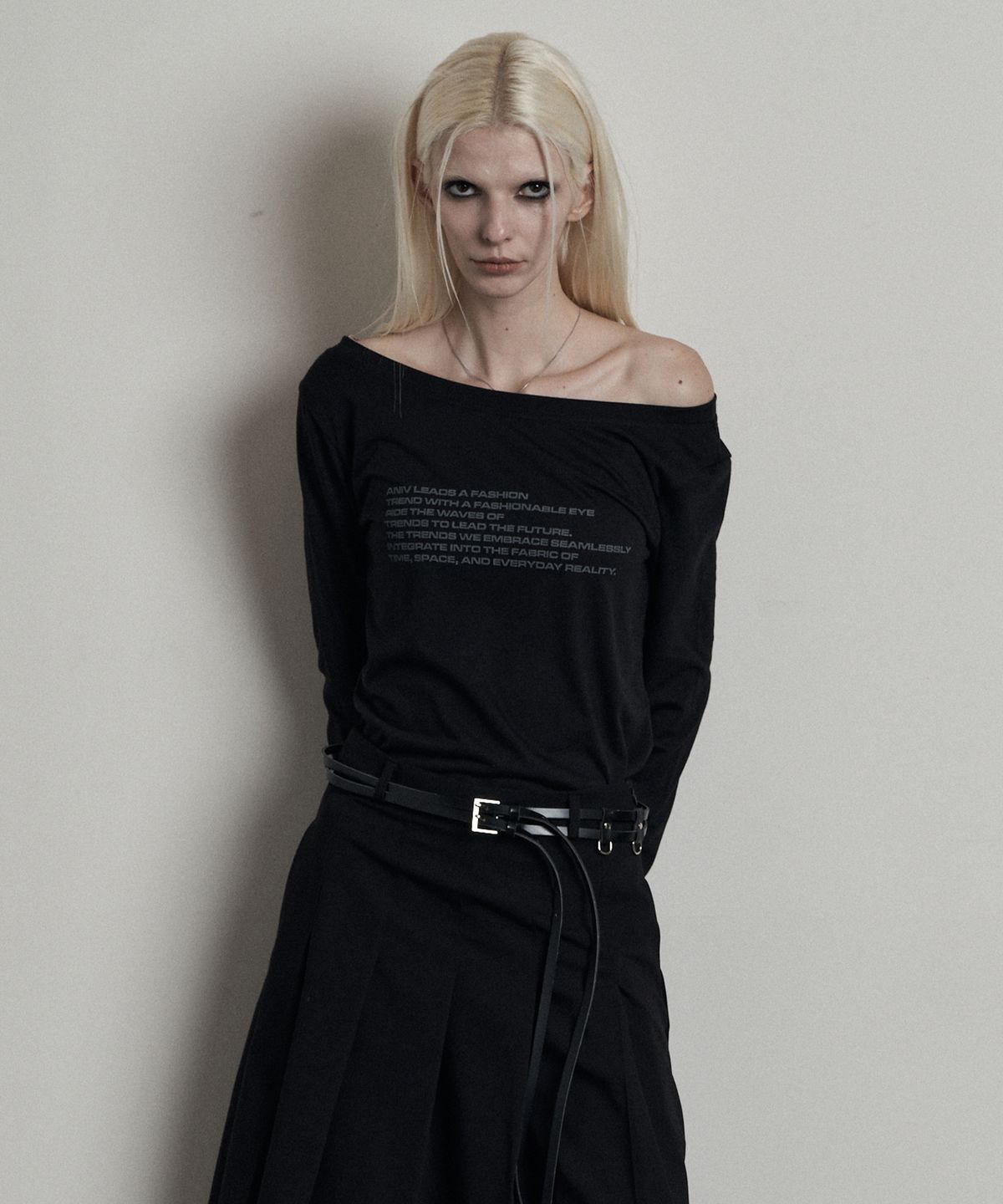 어니브(ANIV) OFF SHOULDER LETTERING LONG SLEEVE BLACK