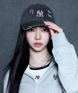 [카리나 착용] 데미지 워싱 언스트럭쳐 볼캡 NY (Charcoal Grey)