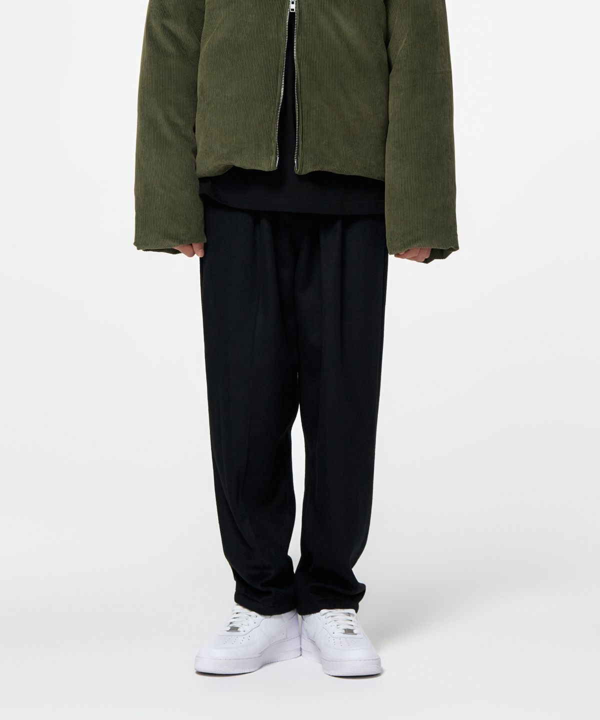 홍우성(HONGWOOSUNG) WIDE WOOL INVERTED PLEATS TROUSERS_BLACK