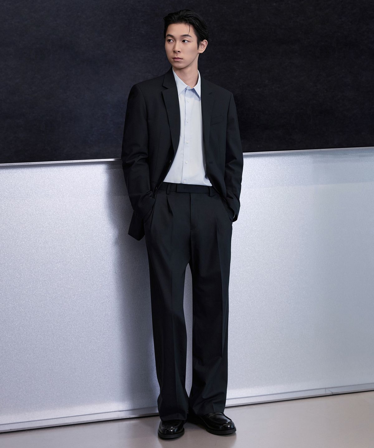 무신사 스탠다드(MUSINSA STANDARD) 썸머울 투 턱 와이드 히든 밴딩 슬랙스 [네이비]
