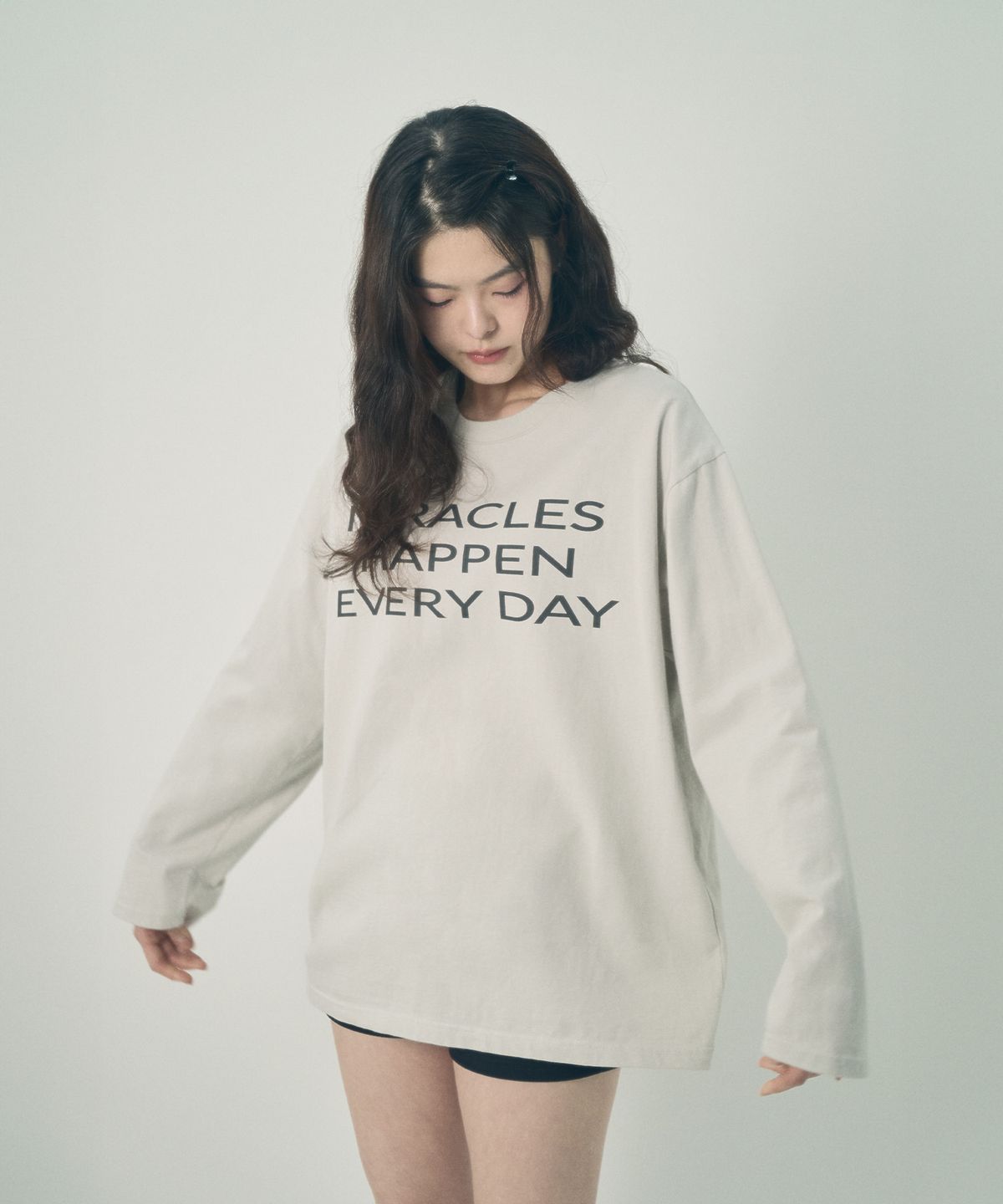 미헤브(MIHEV) [UNISEX] 슬로건 오버사이즈 롱 슬리브 라이트 그레이