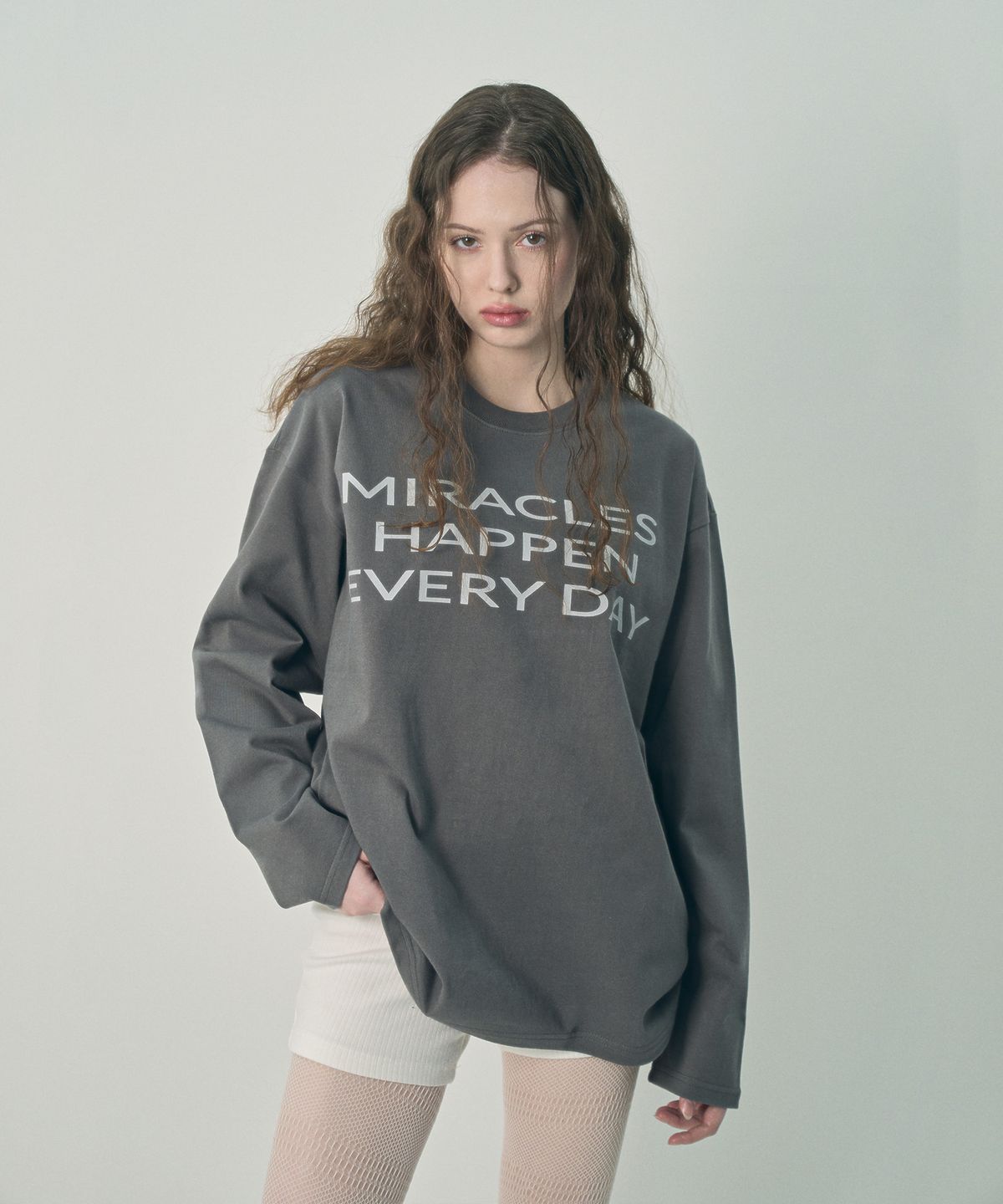 미헤브(MIHEV) [UNISEX] 슬로건 오버사이즈 롱 슬리브 차콜