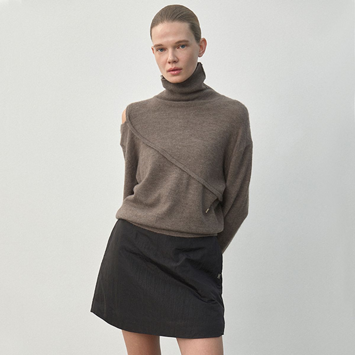 아틀리에 나인(ATELIER NAIN) ESSENTIAL WOOL CUTOUT HIGH NECK KNIT(T-6965)