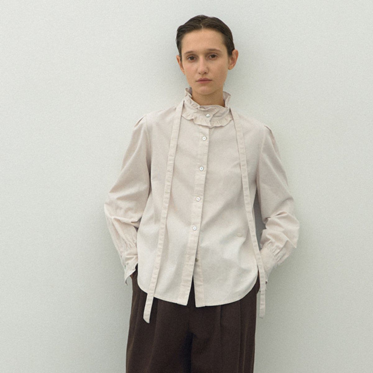 아틀리에 나인(ATELIER NAIN) CORDUROY RUFFLE NECK TIE BLOUSE(BL-4276)