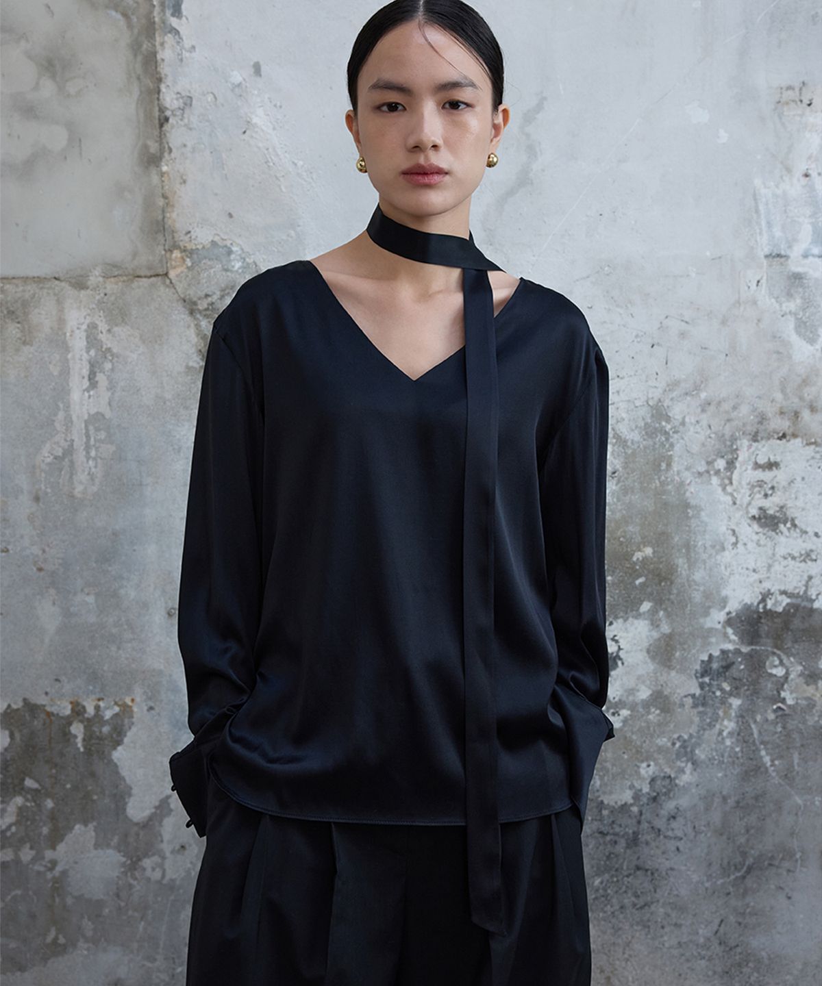 분닥세인츠(THE BOONDOCK SAINTS) Skinny Tie Silk Blouse Black