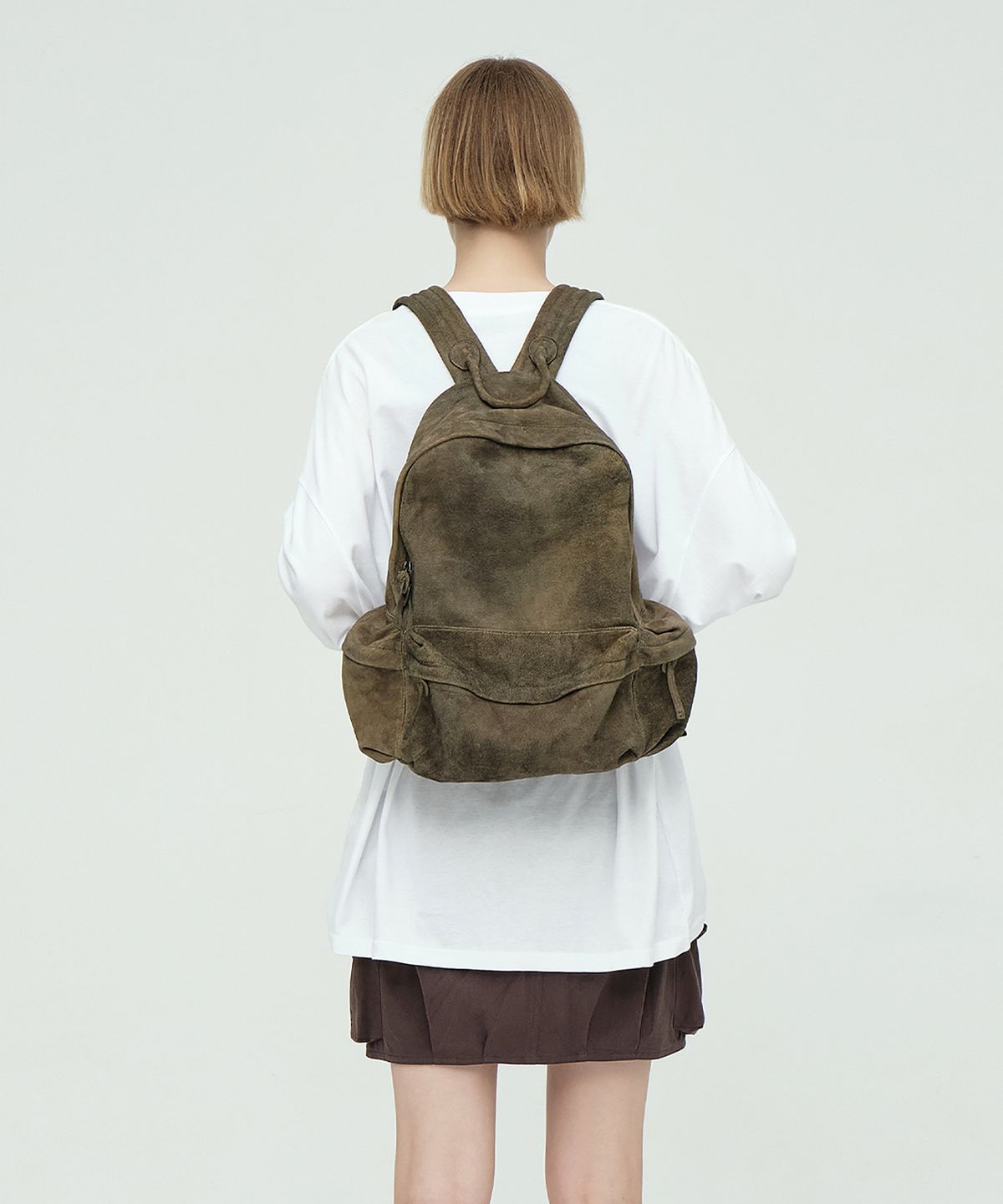 마지셔우드(MARGESHERWOOD) 3 POCKET BACKPACK_dusty beige suede