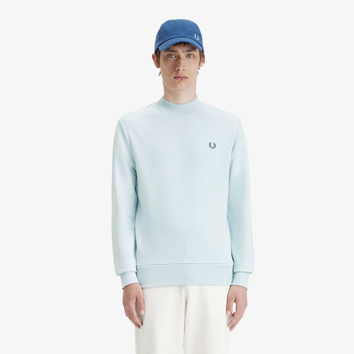 프레드페리(FRED PERRY) [Sharp] 로렐리스 그래픽 하이넥 스웨트셔츠 - 라이트아이스 AFPM2417770-R30