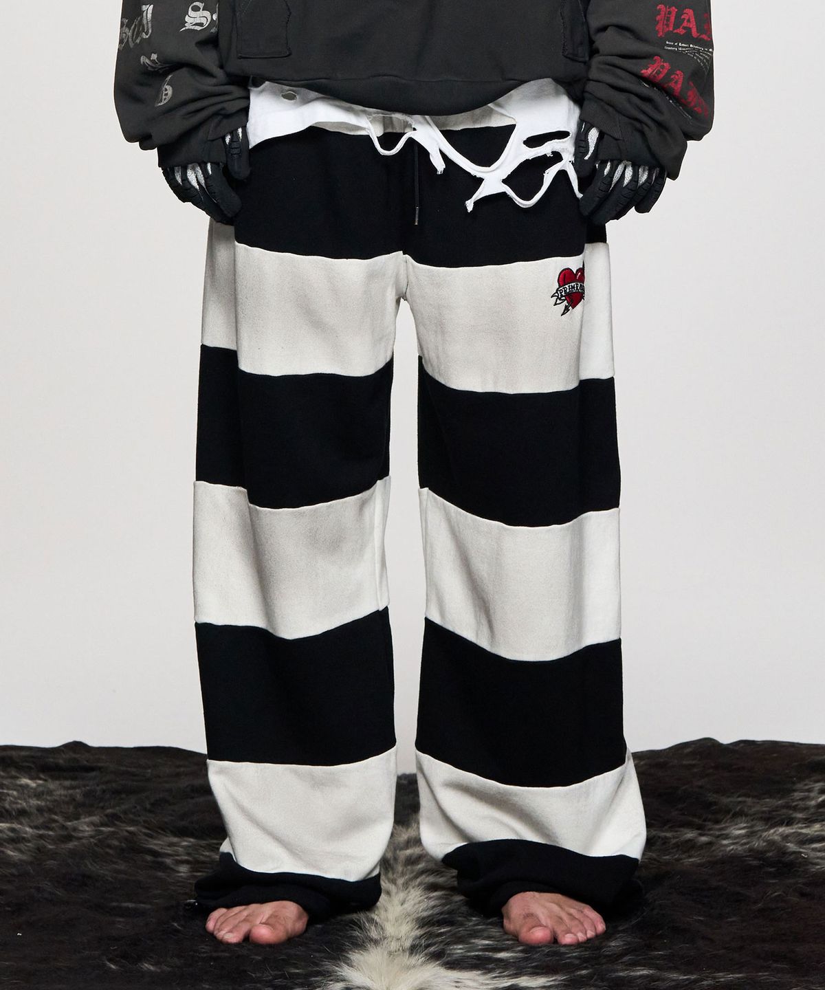 스키즘 인듀싱(SCHISM INDUCING) STEAL HEART PANTS BLACK
