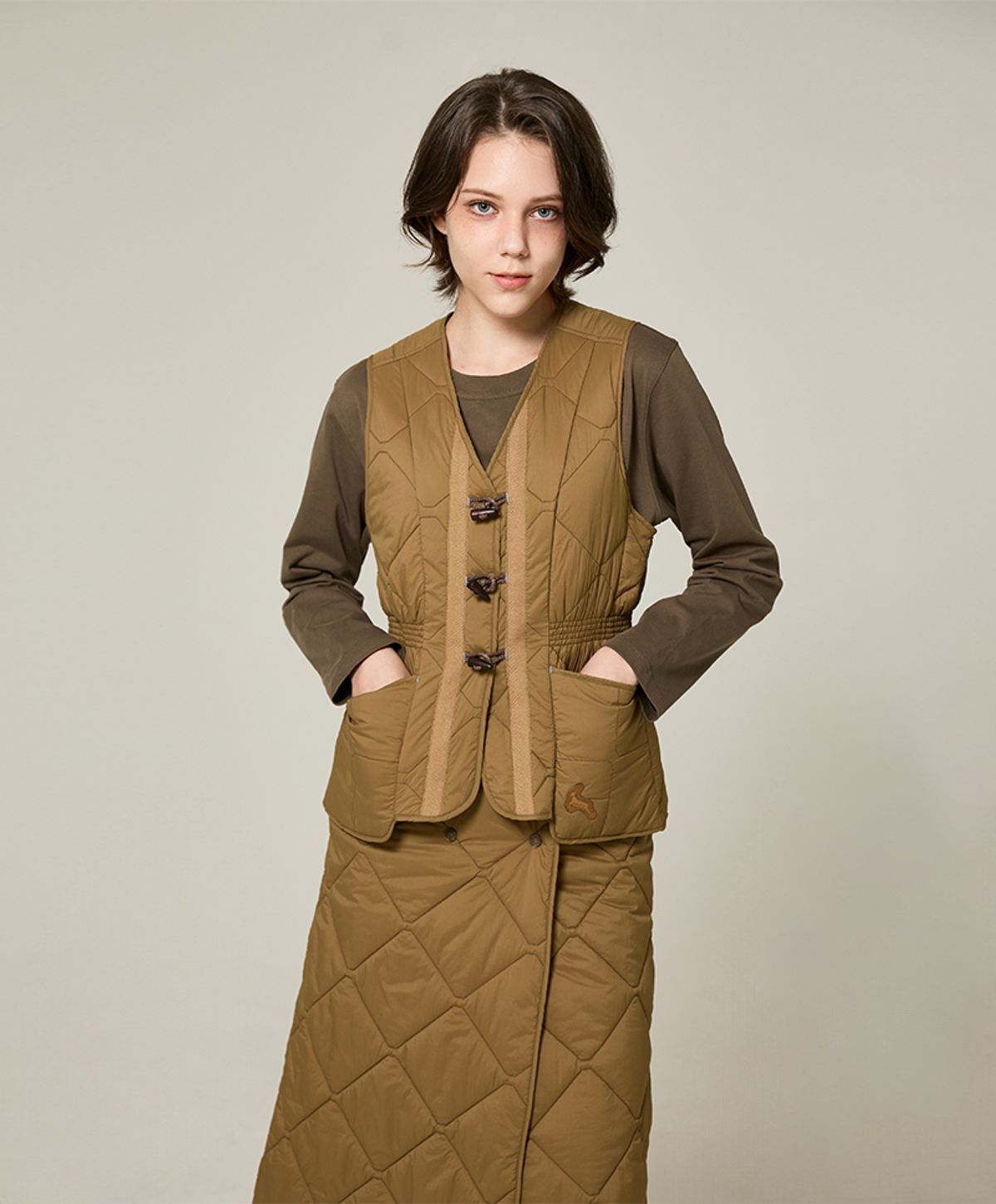 누크피터(NUUKFITTER) AERO TOGGLE PADDING VEST_WOMEN [BEIGE]