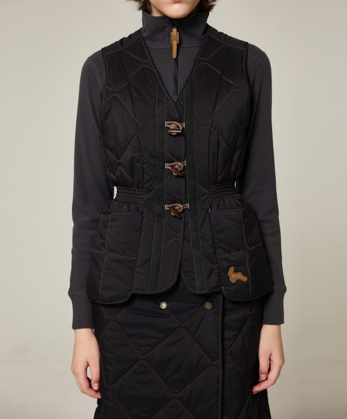 누크피터(NUUKFITTER) AERO TOGGLE PADDING VEST_WOMEN [BLACK]