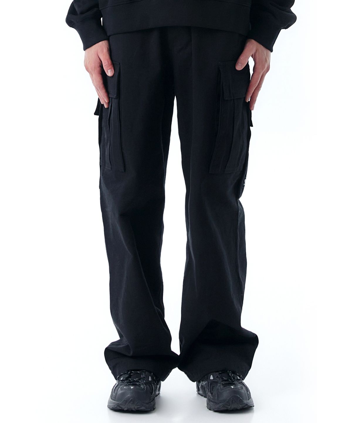 오픈야드(오와이)(OPENYARD(OY)) UNBALANCE CARGO POCKET RIP PANTS-BLACK