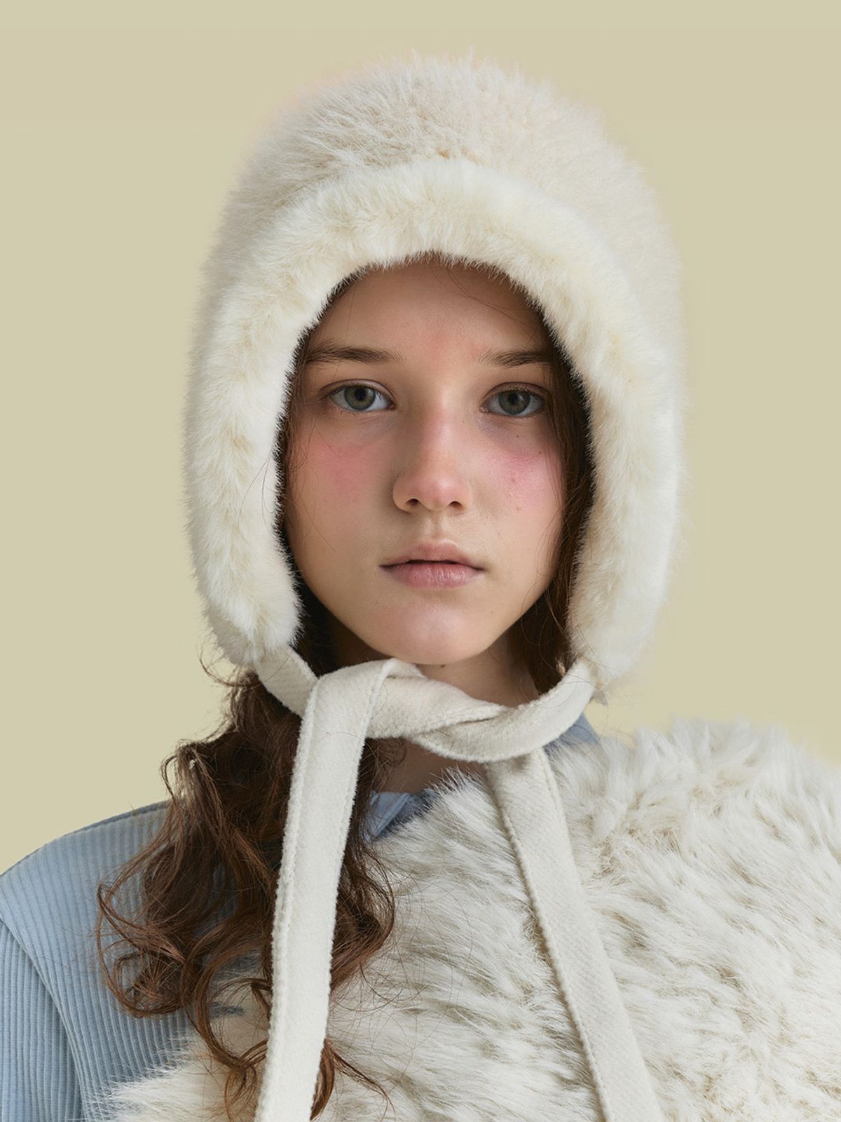 포에지담(POESIEDAME) FUR TRIM BONNET HAT IN  CREAM WING