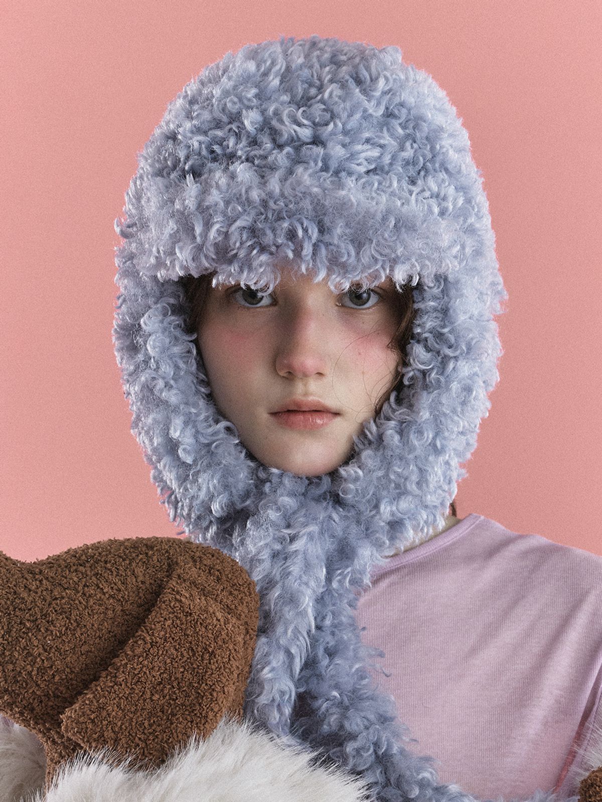 포에지담(POESIEDAME) KNOT EARFLAP HAT IN FURRY BLUE