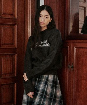 레터링 풀오버 니트 챠콜