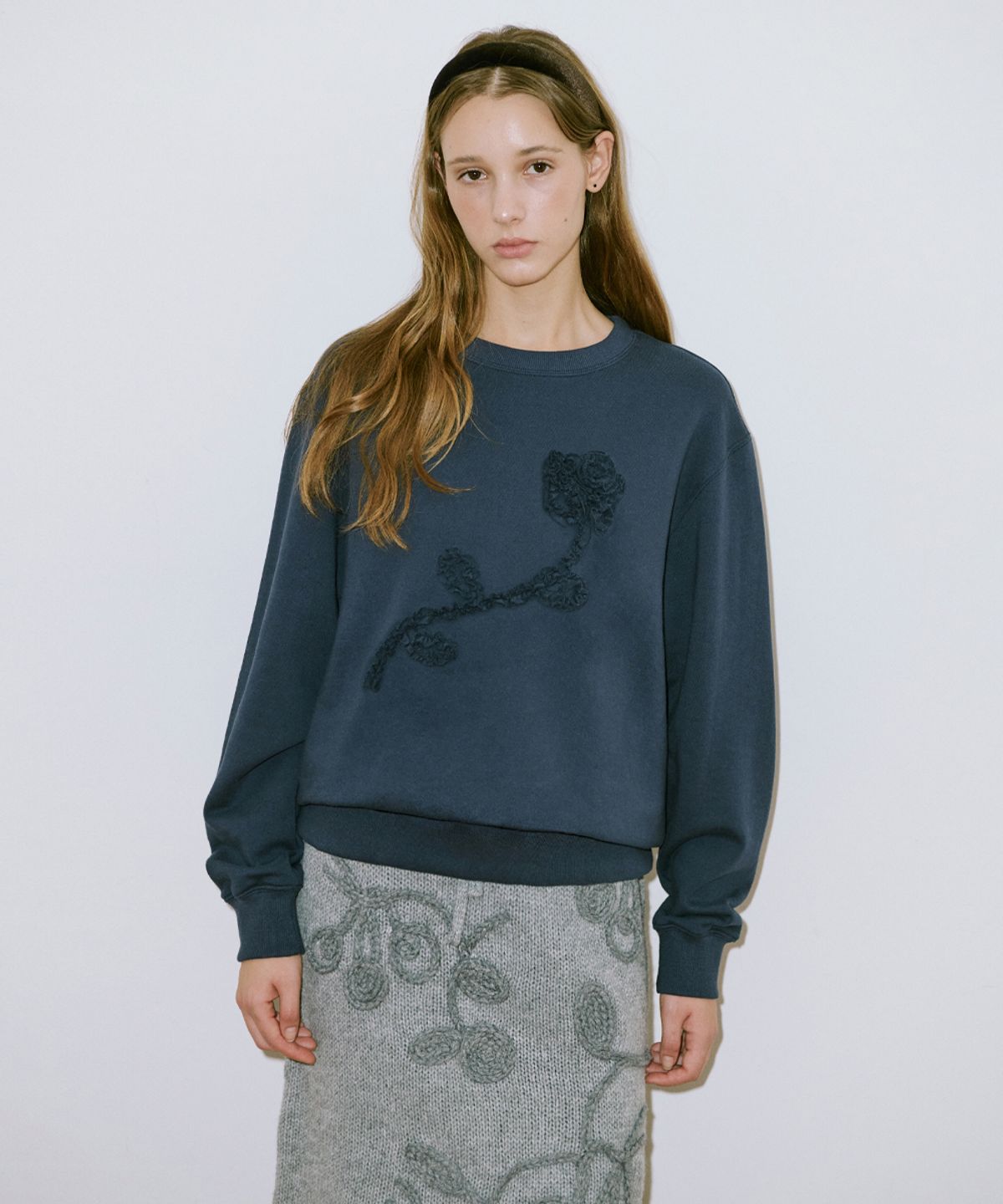 시눈(SINOON) Rose Frill Sweatshirt (Navy)
