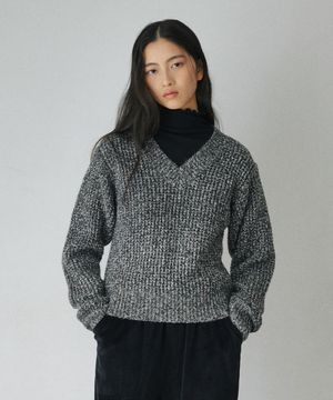 하찌 보카시 브이넥 니트 스웨터 블랙