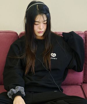 [UNISEX] 스티치 클래식 로고 스웻셔츠 블랙