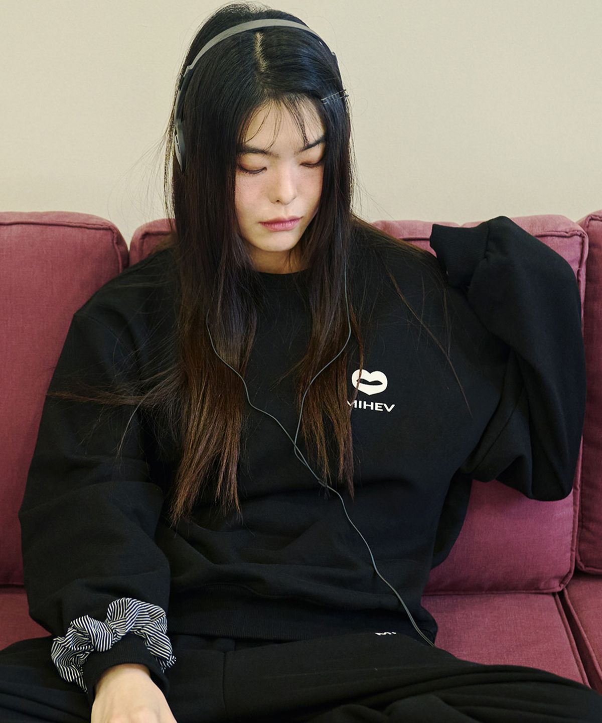 미헤브(MIHEV) [UNISEX] 스티치 클래식 로고 스웻셔츠 블랙