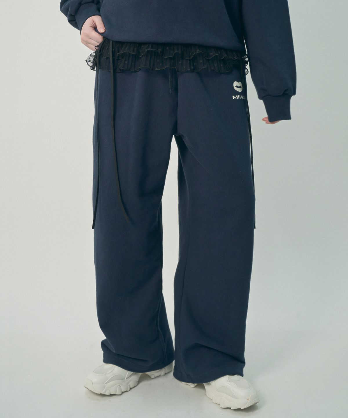 미헤브(MIHEV) [UNISEX] 스티치 클래식 로고 스웻팬츠 네이비