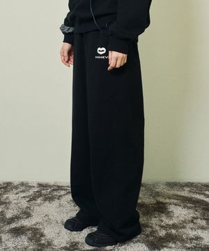 [UNISEX] 스티치 클래식 로고 스웻팬츠 블랙