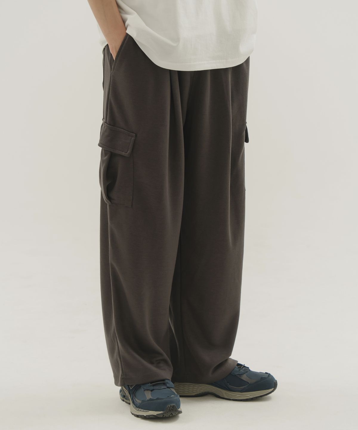 카멜워크(CAMEL WORK) 원 턱 와이드 카고 스웨트팬츠(차콜)