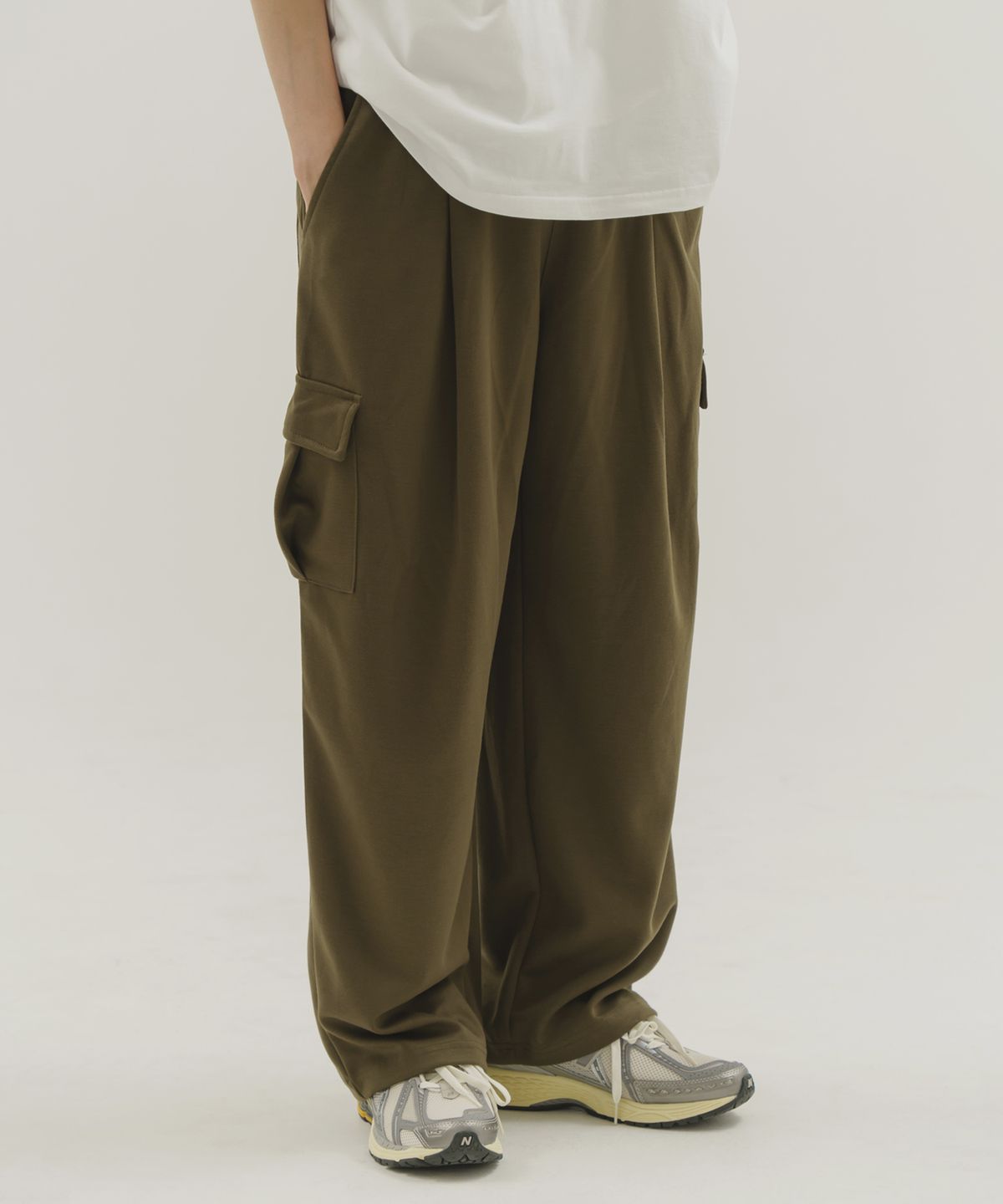 카멜워크(CAMEL WORK) 원 턱 와이드 카고 스웨트팬츠(카키)