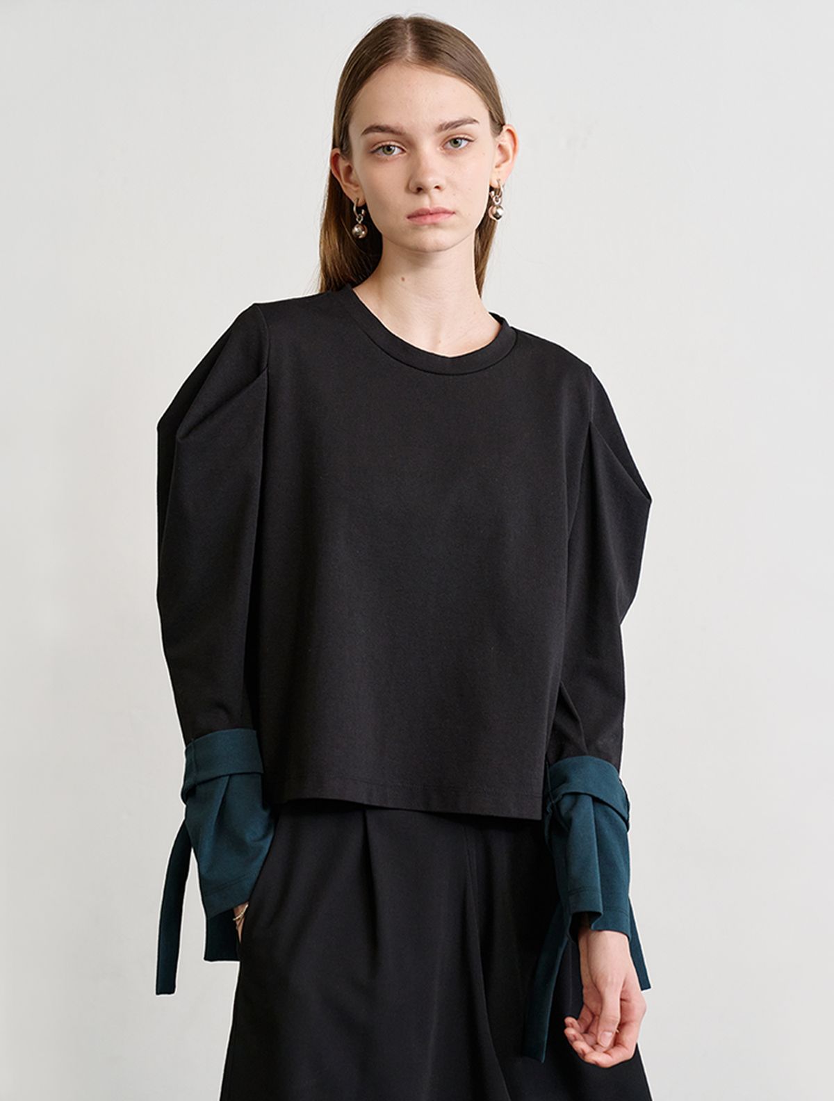 르이엘(LE YIEL) Puff Sleeve Crop Sweatshirt_Black 퍼프 슬리브 크롭 스웨트셔츠_블랙