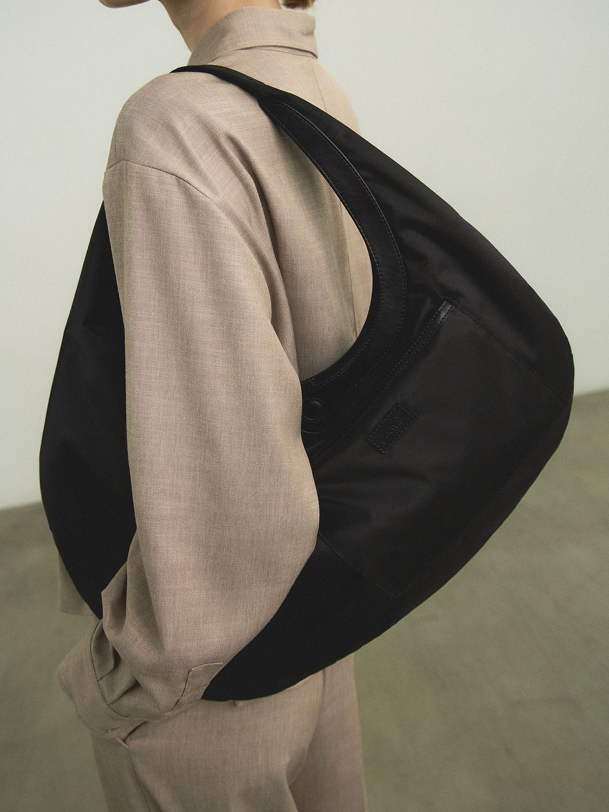 벤앤쿠(VENANDQU) Pebble Shoulder Bag - Reversed Black (Nylon)
