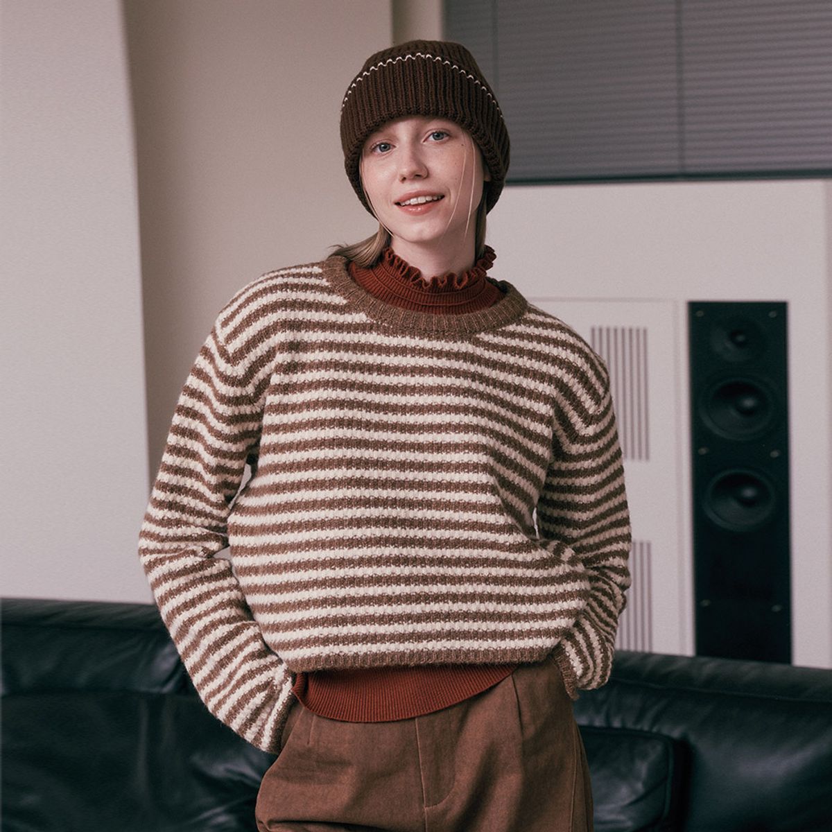 에이앤레이(AEIREI) AR_Brown striped crop knit sweater