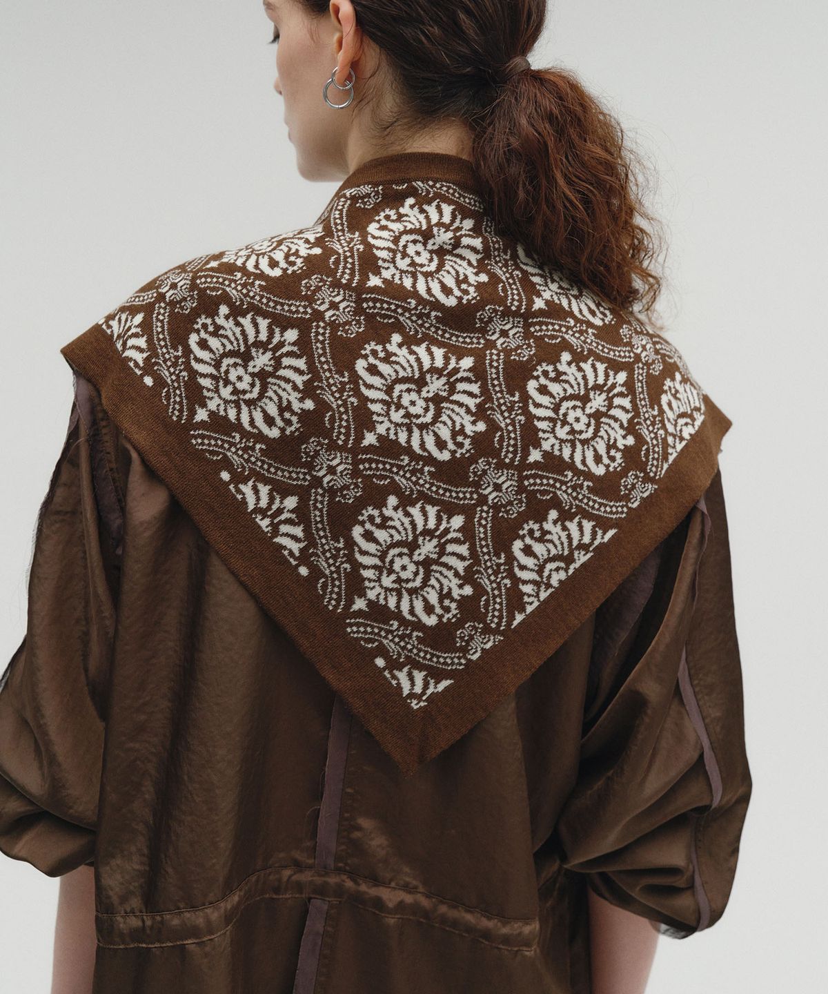 솔티페블(SALTY PEBBLE) TWO WAY JACQUARD CAPE KNIT [BROWN]