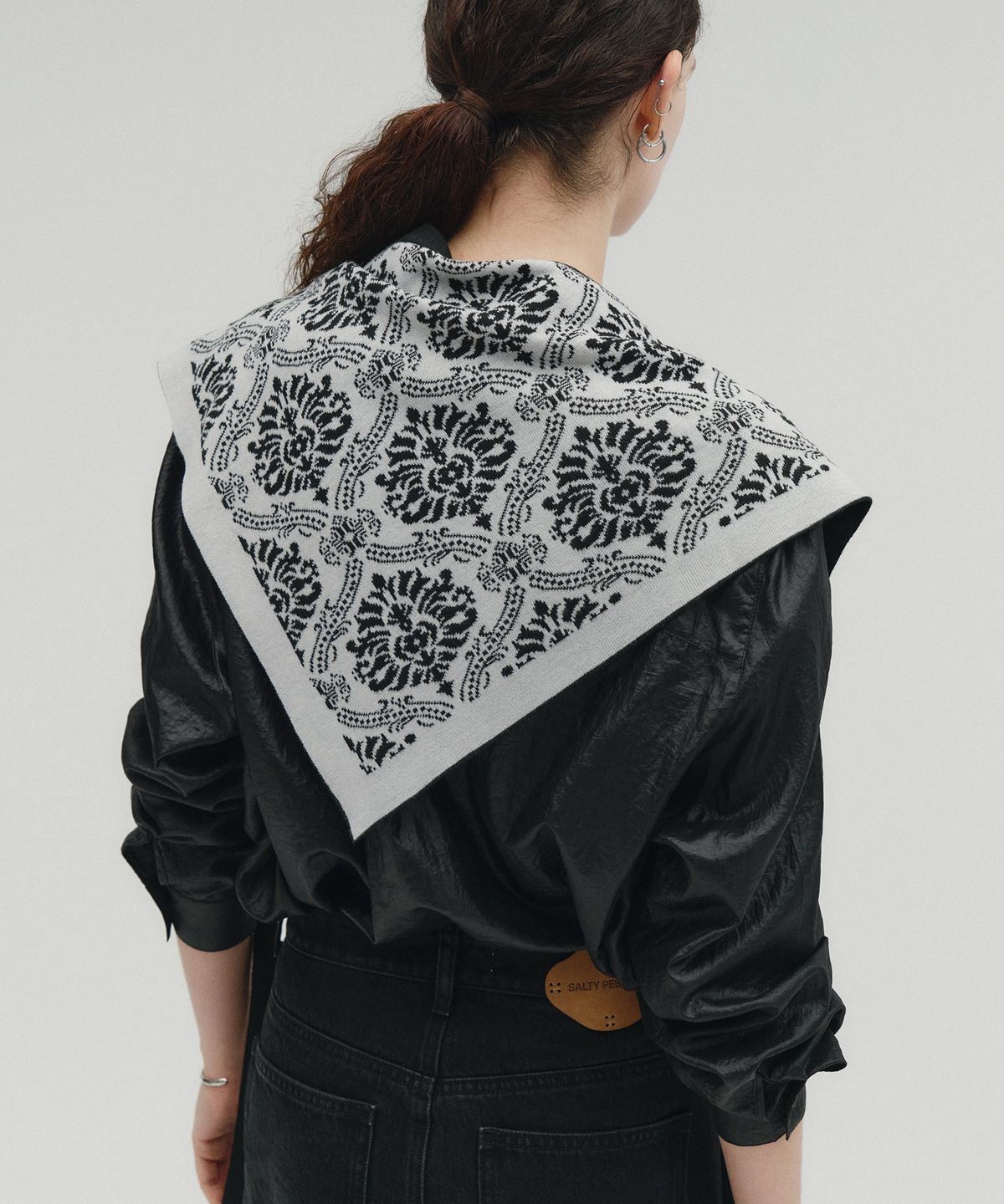 솔티페블(SALTY PEBBLE) TWO WAY JACQUARD CAPE KNIT [BLACK]