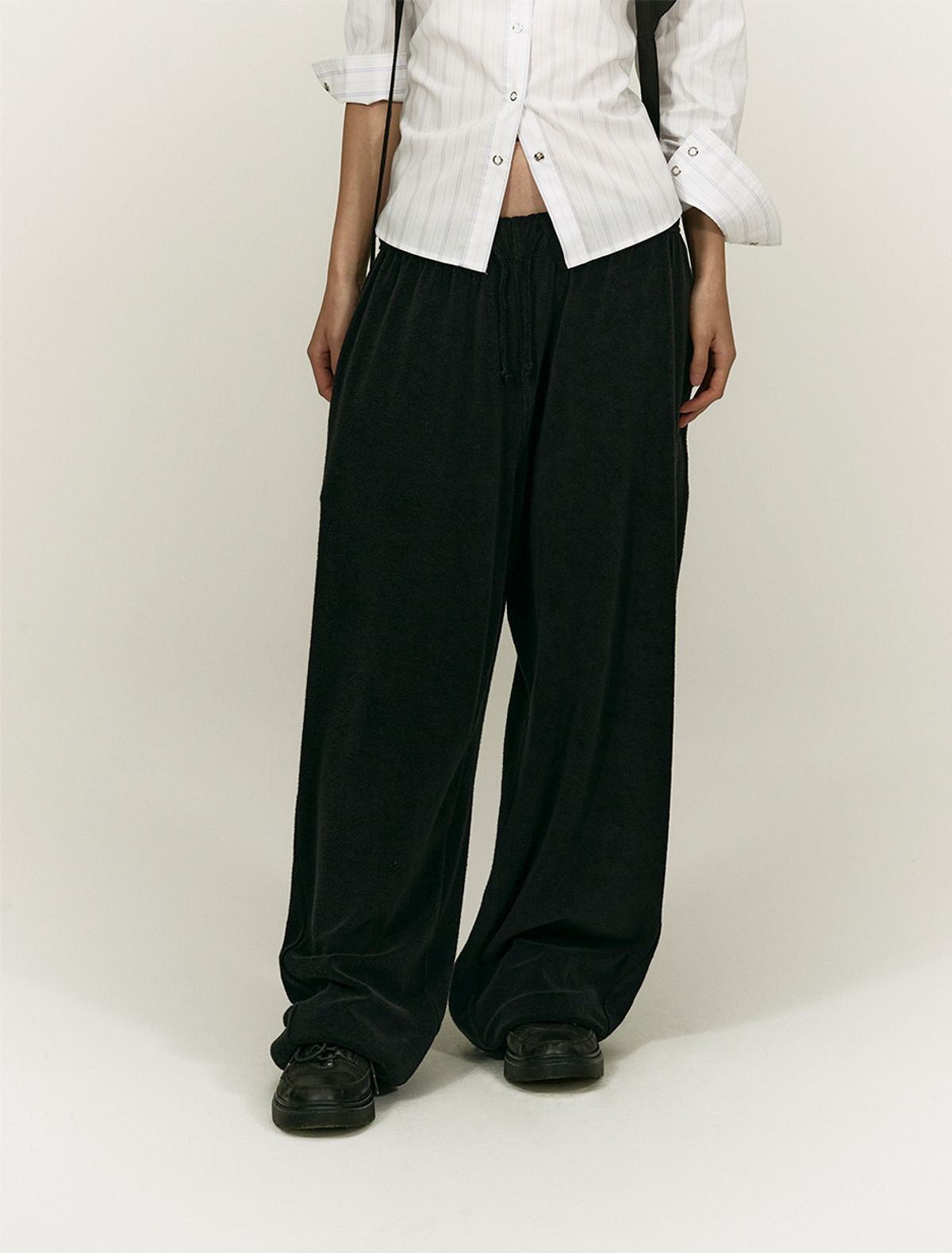 솔티페블(SALTY PEBBLE) TERRY WIDE JOGGER PANTS [BLACK]