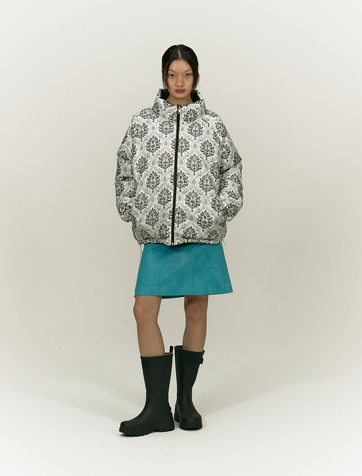 솔티페블(SALTY PEBBLE) DAMASK PATTERN REVERSIBLE DOWN JUMPER [BLACK]