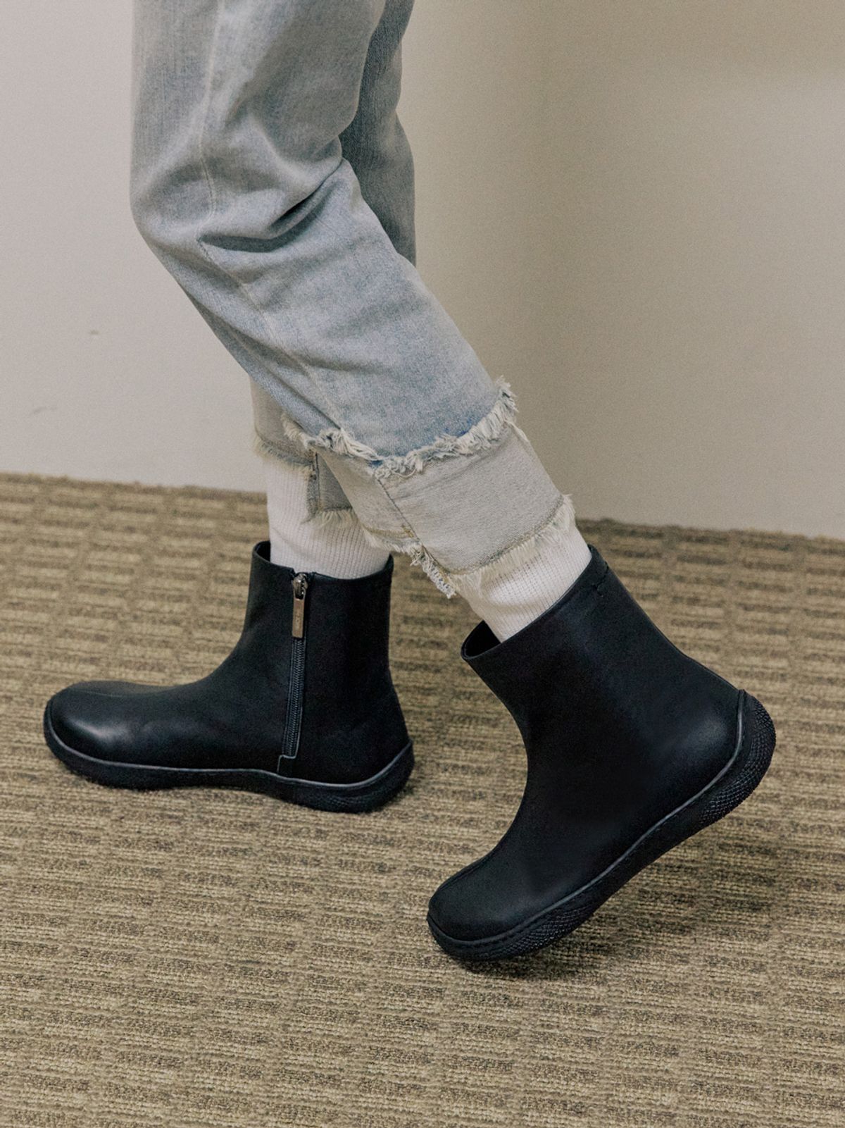 더조히(THE JOHI) Back Stitched Ankle Boots_2 Colors