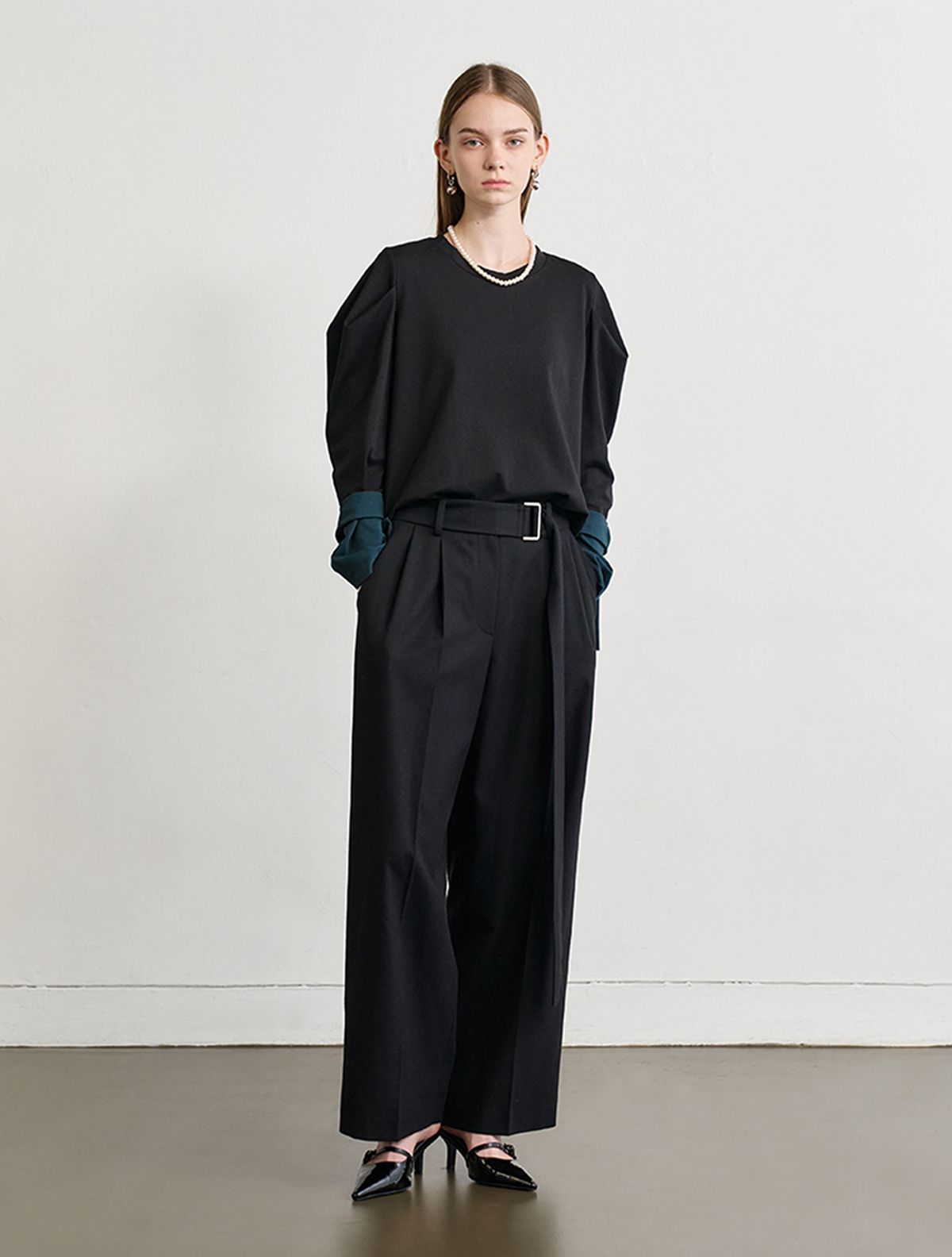 르이엘(LE YIEL) Tuck Detail Belted Wide Pants_Black 턱 디테일 벨티드 와이드 팬츠_블랙