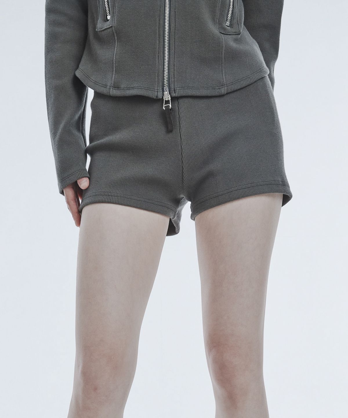 어퓨커멘츠(A FEW COMMENTS) 베이직 립 쇼츠 KHAKI