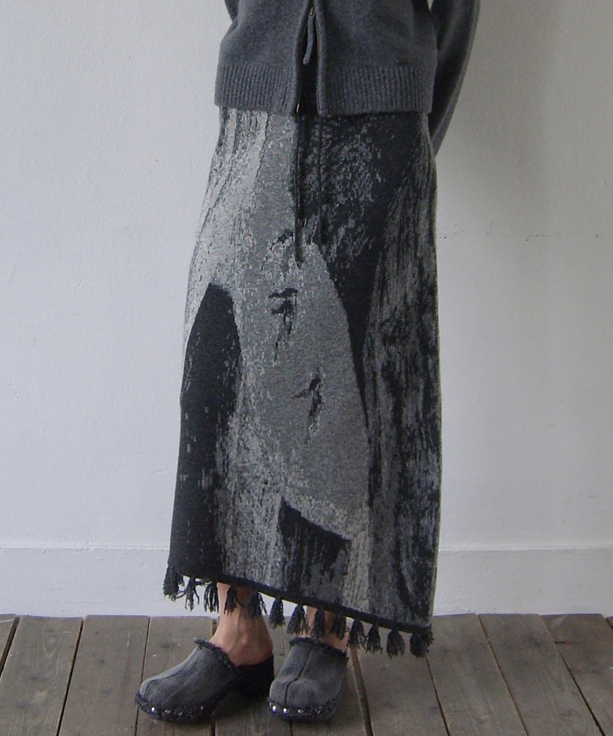 엔오르(EN OR) ASYMMETRY FRINGE CASHMERE SKIRT - DARK GREY