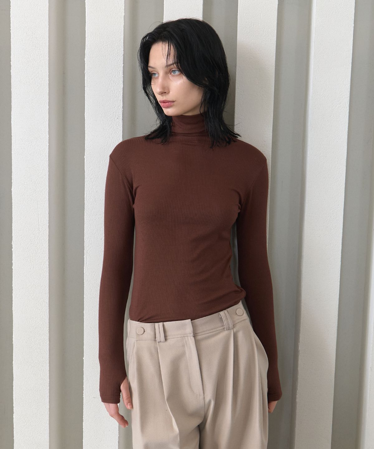 320쇼룸(320SHOWROOM) Modal Span Hand Warmer Turtleneck Brown