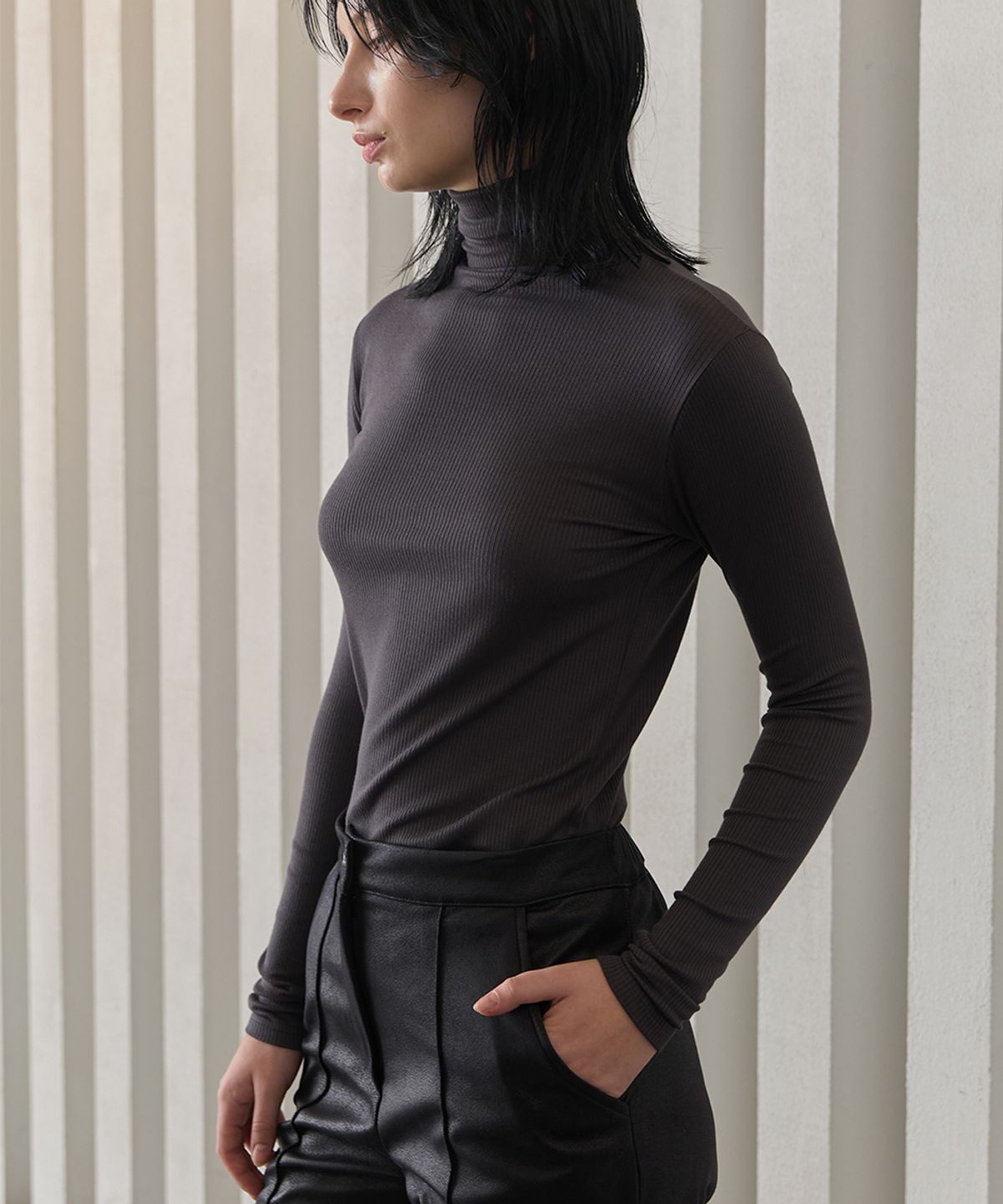 320쇼룸(320SHOWROOM) Modal Span Hand Warmer Turtleneck Charcoal