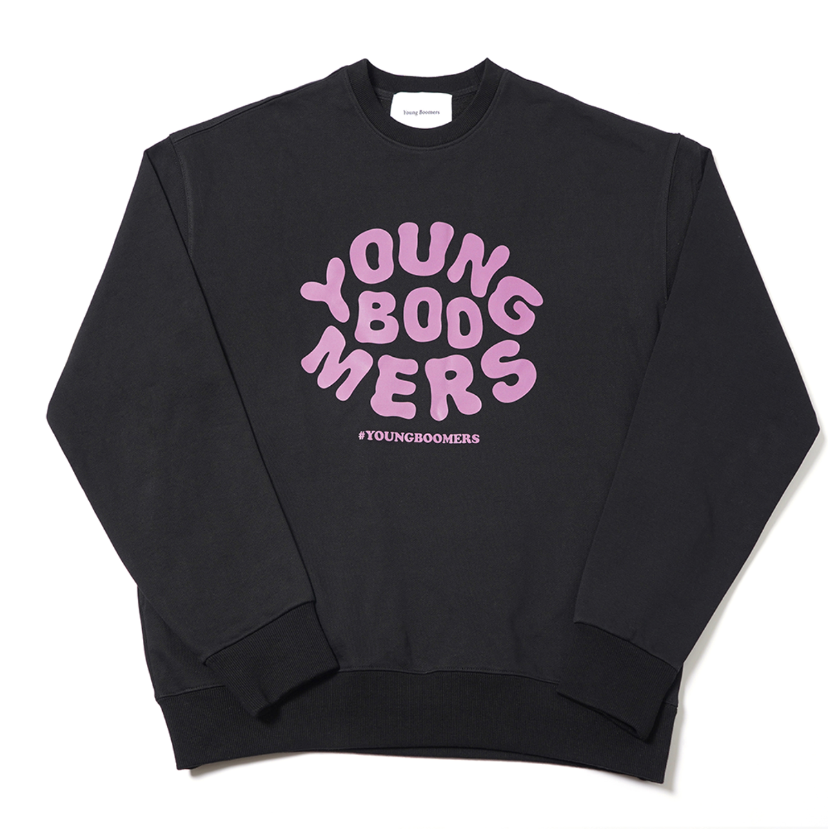영부머스(YOUNGBOOMERS) 타이포그래피 오버핏 사이드 포켓 맨투맨_블랙