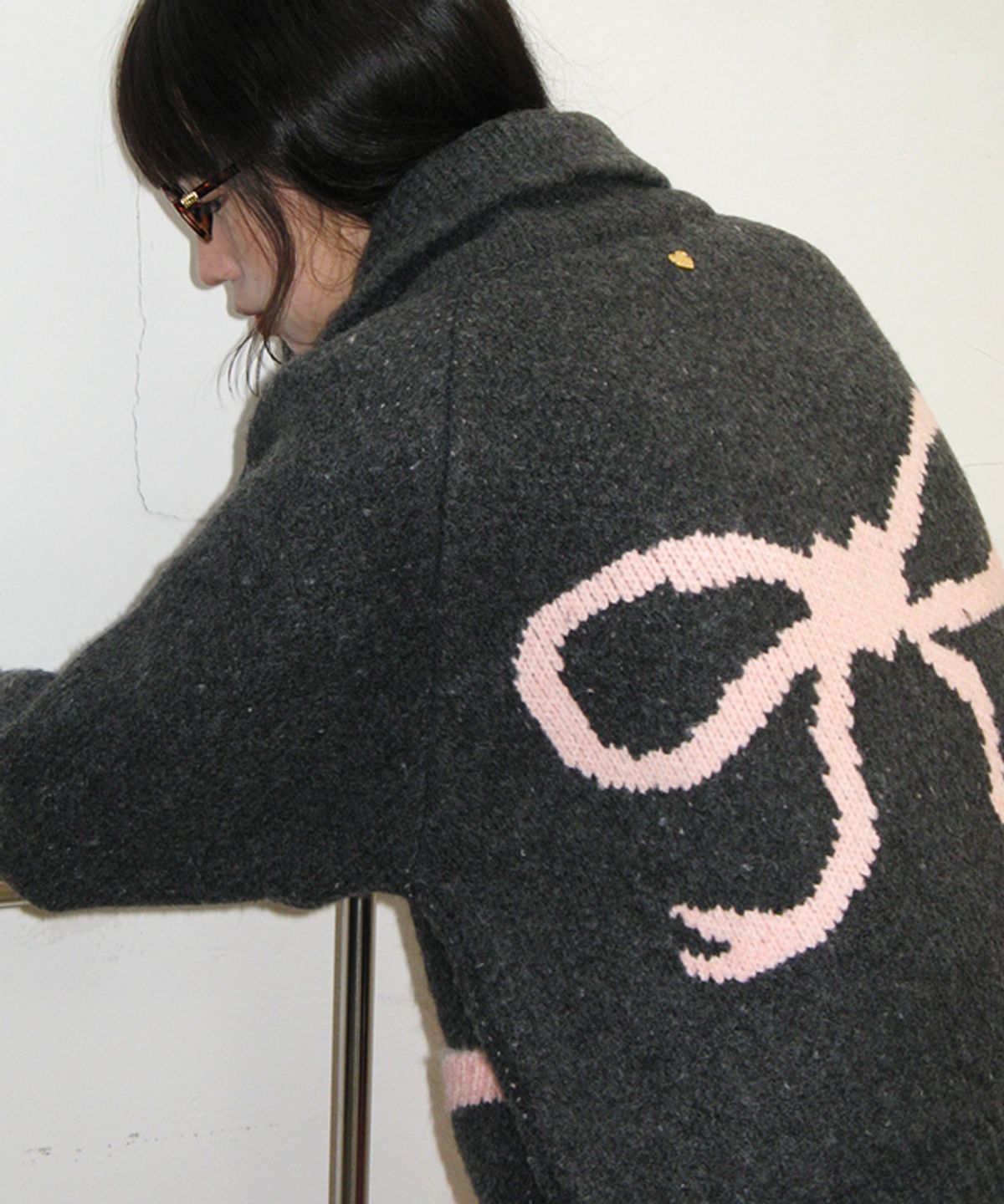 론론(RONRON) BACK HEART RIBBON COWICHAN KNIT ZIP UP CHARCOAL