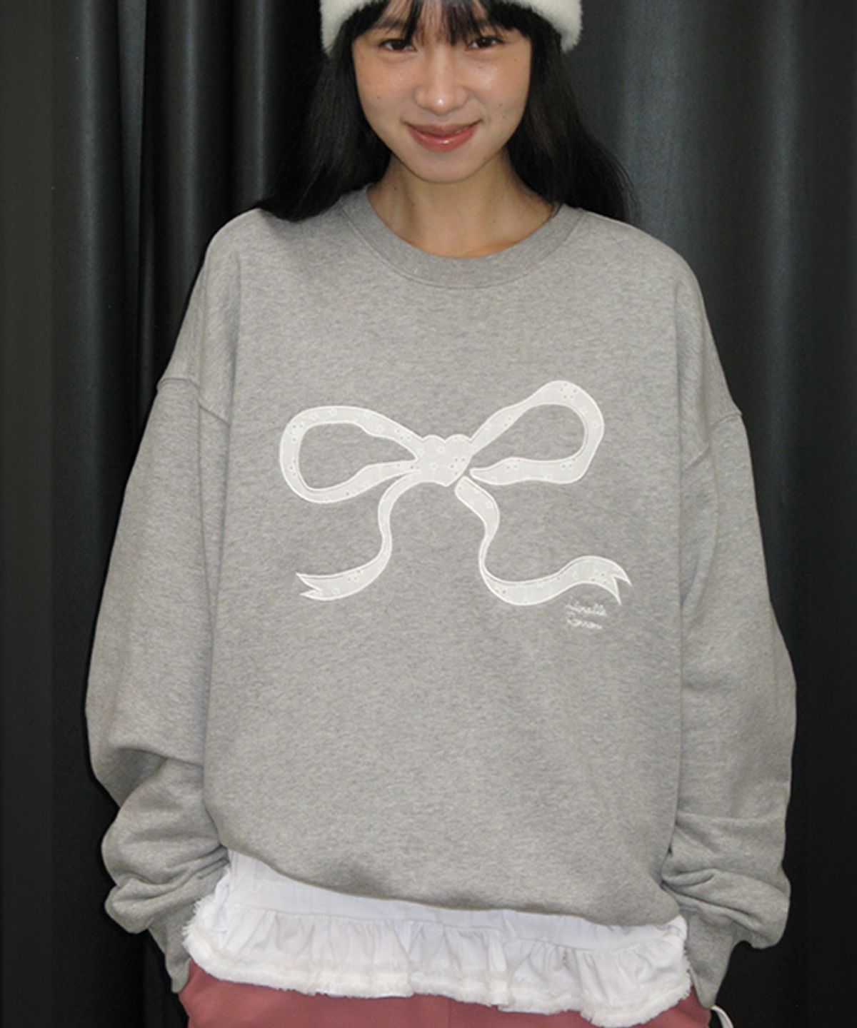 론론(RONRON) HEART RIBBON LACE APPLIQUE SWEATSHIRT GREY