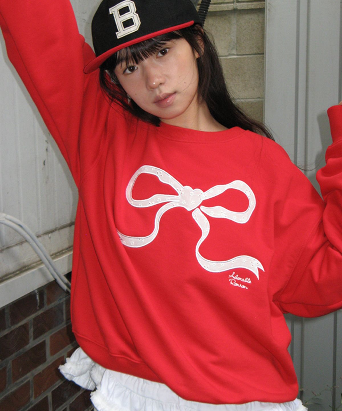 론론(RONRON) HEART RIBBON LACE APPLIQUE SWEATSHIRT RED