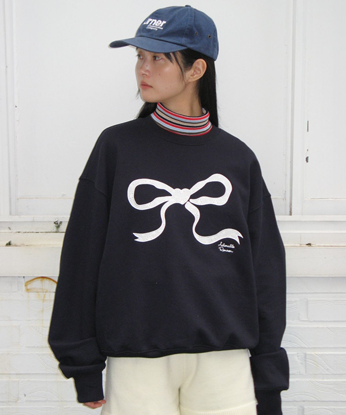 론론(RONRON) HEART RIBBON LACE APPLIQUE SWEATSHIRT NAVY