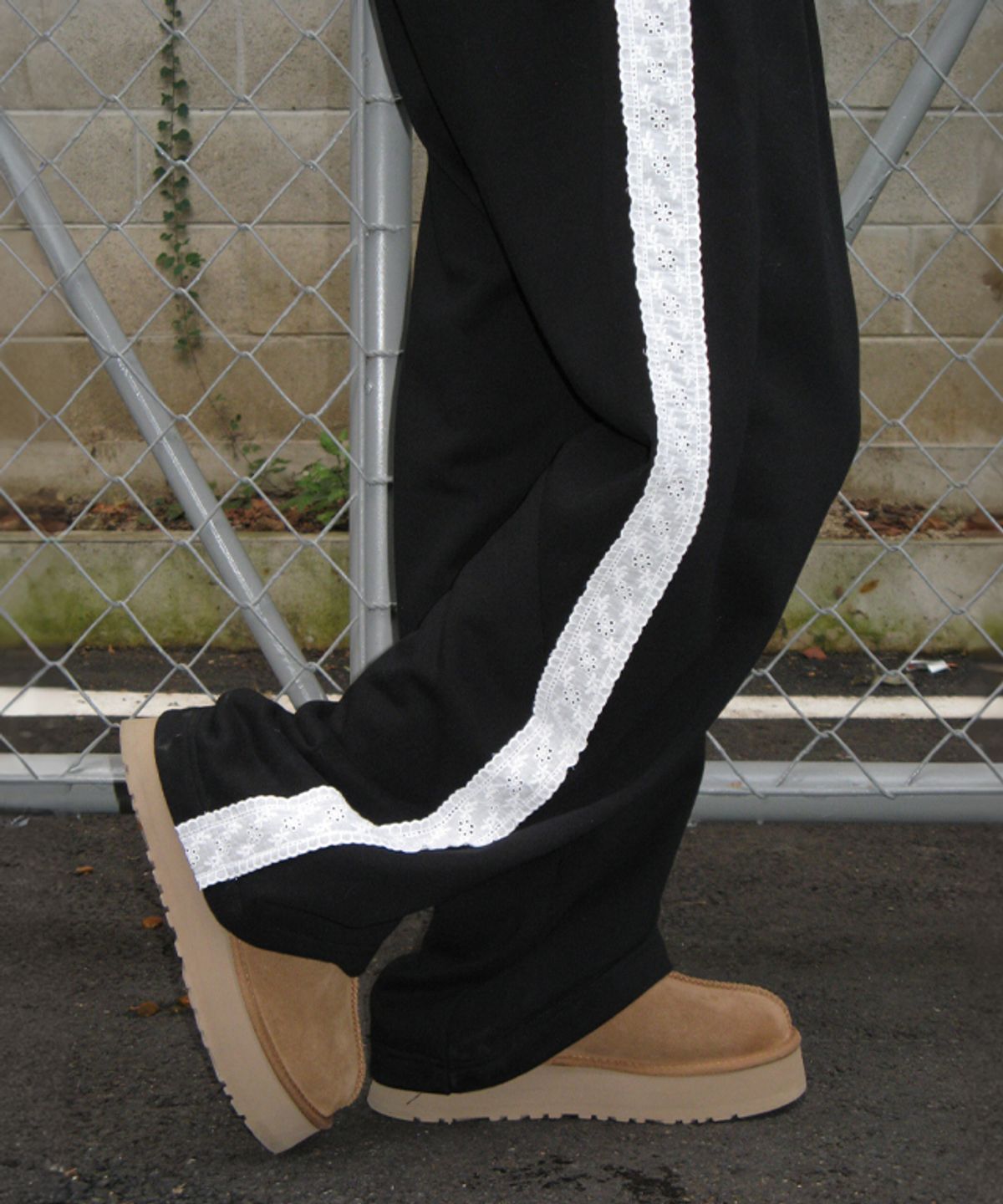 론론(RONRON) SIDE LACE TRACK SWEAT PANTS BLACK