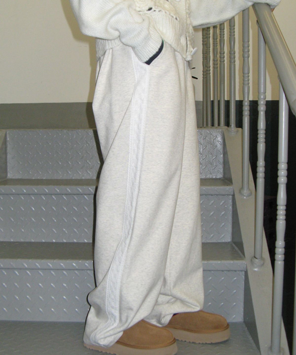 론론(RONRON) SIDE LACE TRACK SWEAT PANTS OATMEAL