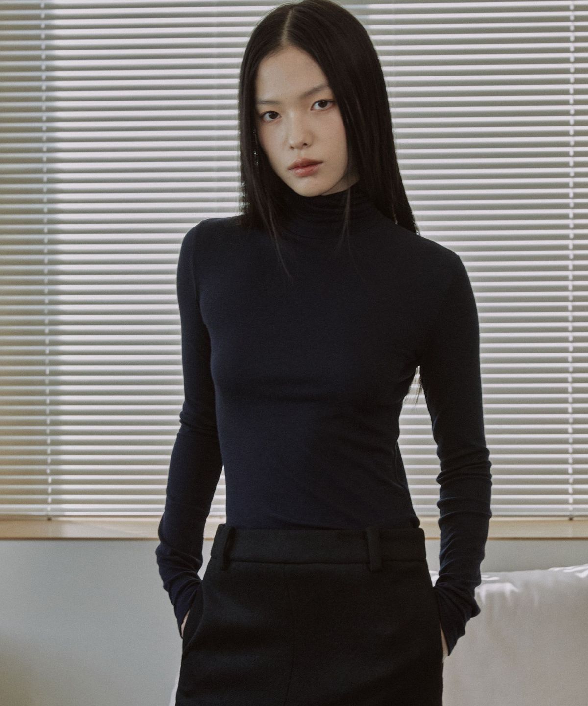 마이스(MAIS) ESSENTIAL RIBBED WOOL TURTLENECK / NAVY