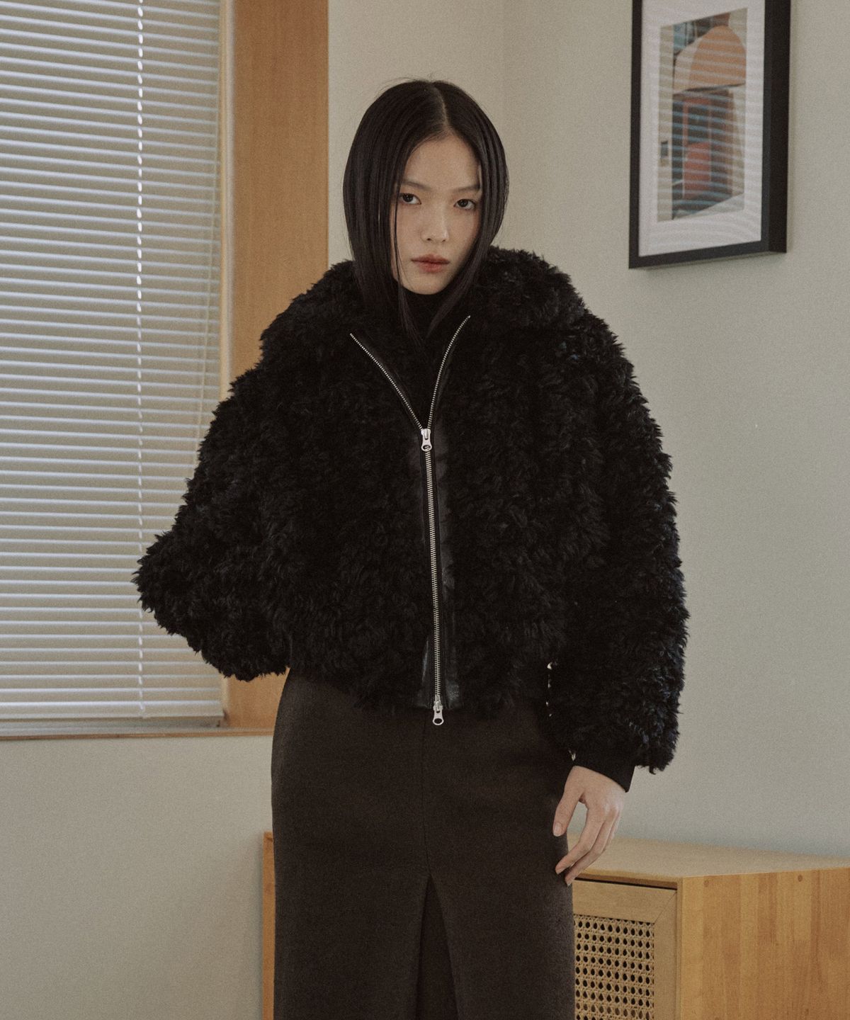 마이스(MAIS) CROPPED ZIP-UP FUR JACKET / BLACK